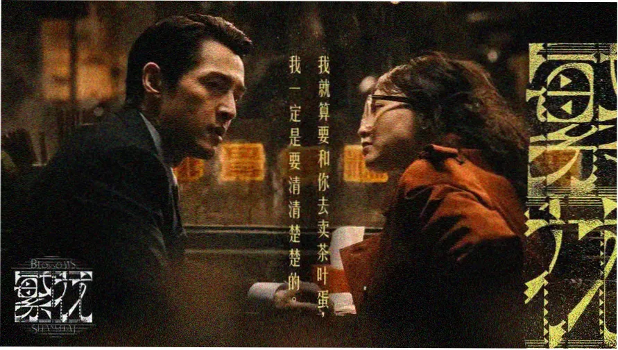 龚滩古镇乌江晨雾中的吊脚楼群全景